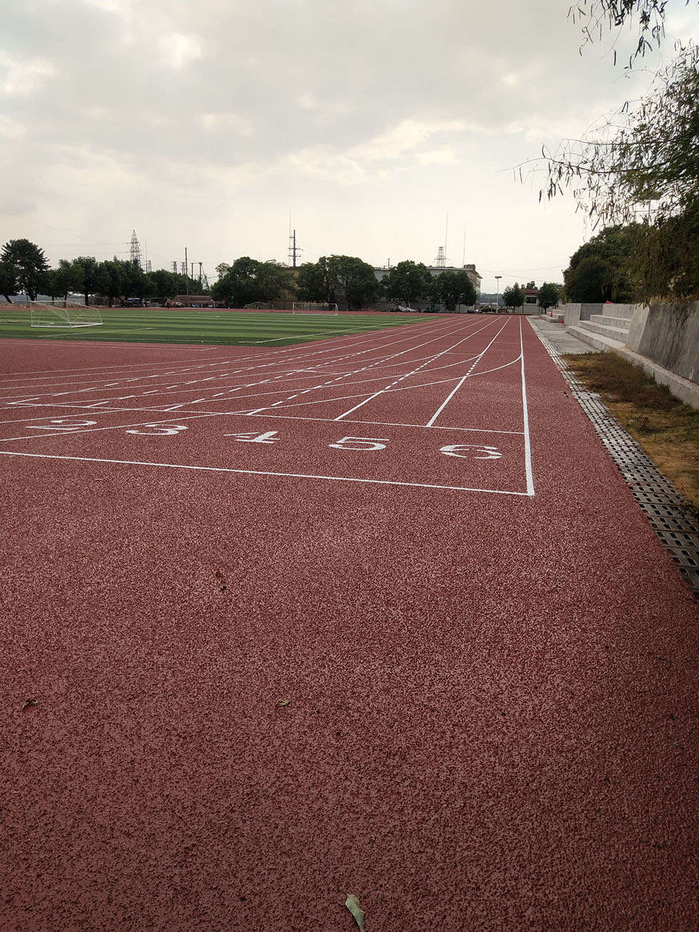 标准学校塑胶跑道全长为400米
