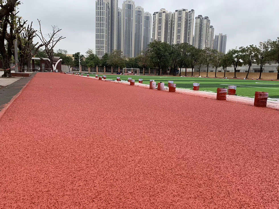 学校塑胶跑道需复检哪些项目 学校塑胶跑道粘接施工工艺