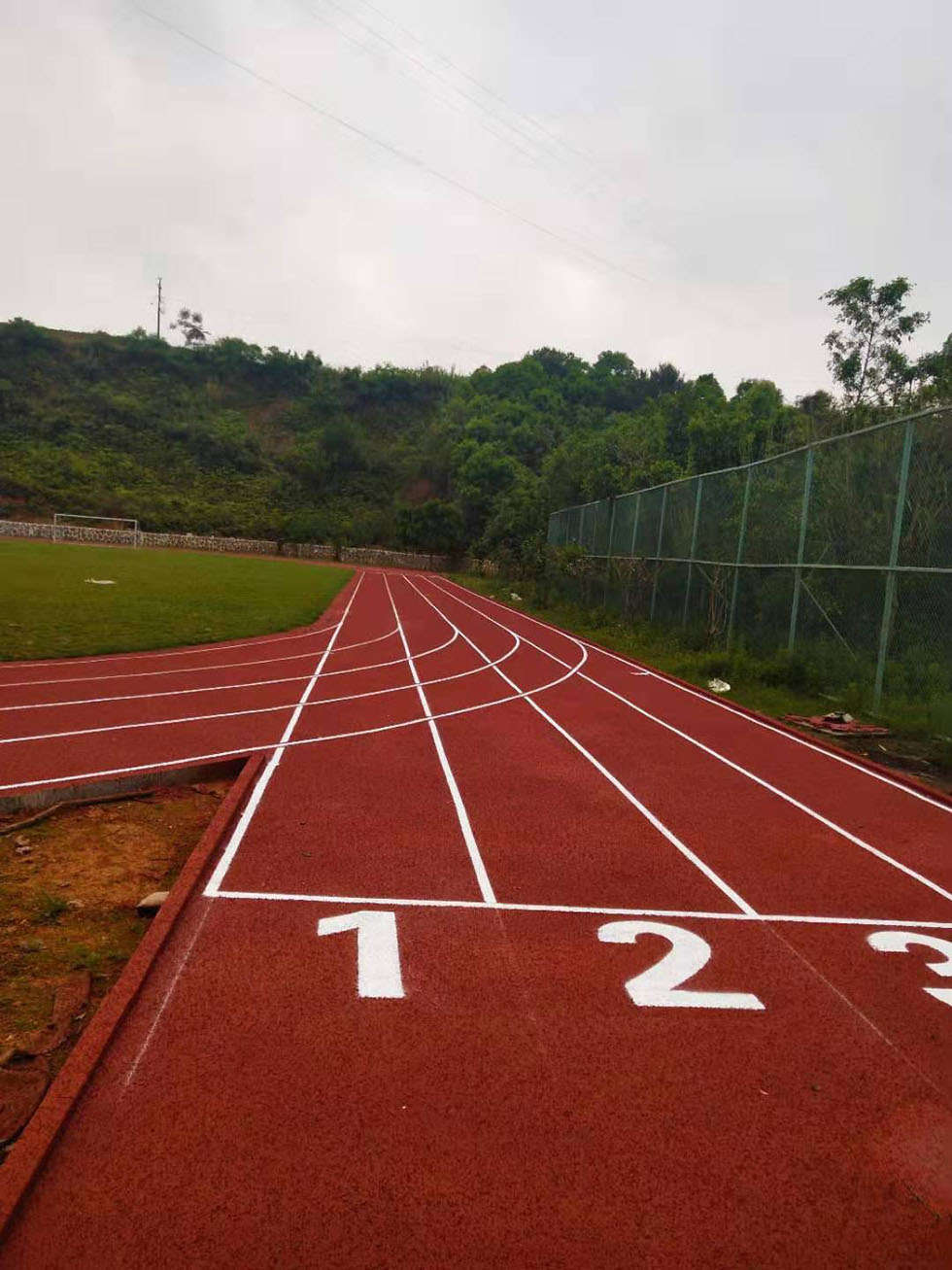 塑胶地面学校塑胶跑道对厚度的要求是怎样的