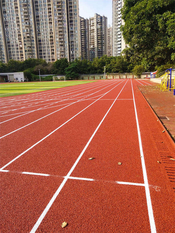 学校新建塑胶跑道好处 人造草坪便于铺设可广泛应用于多领域