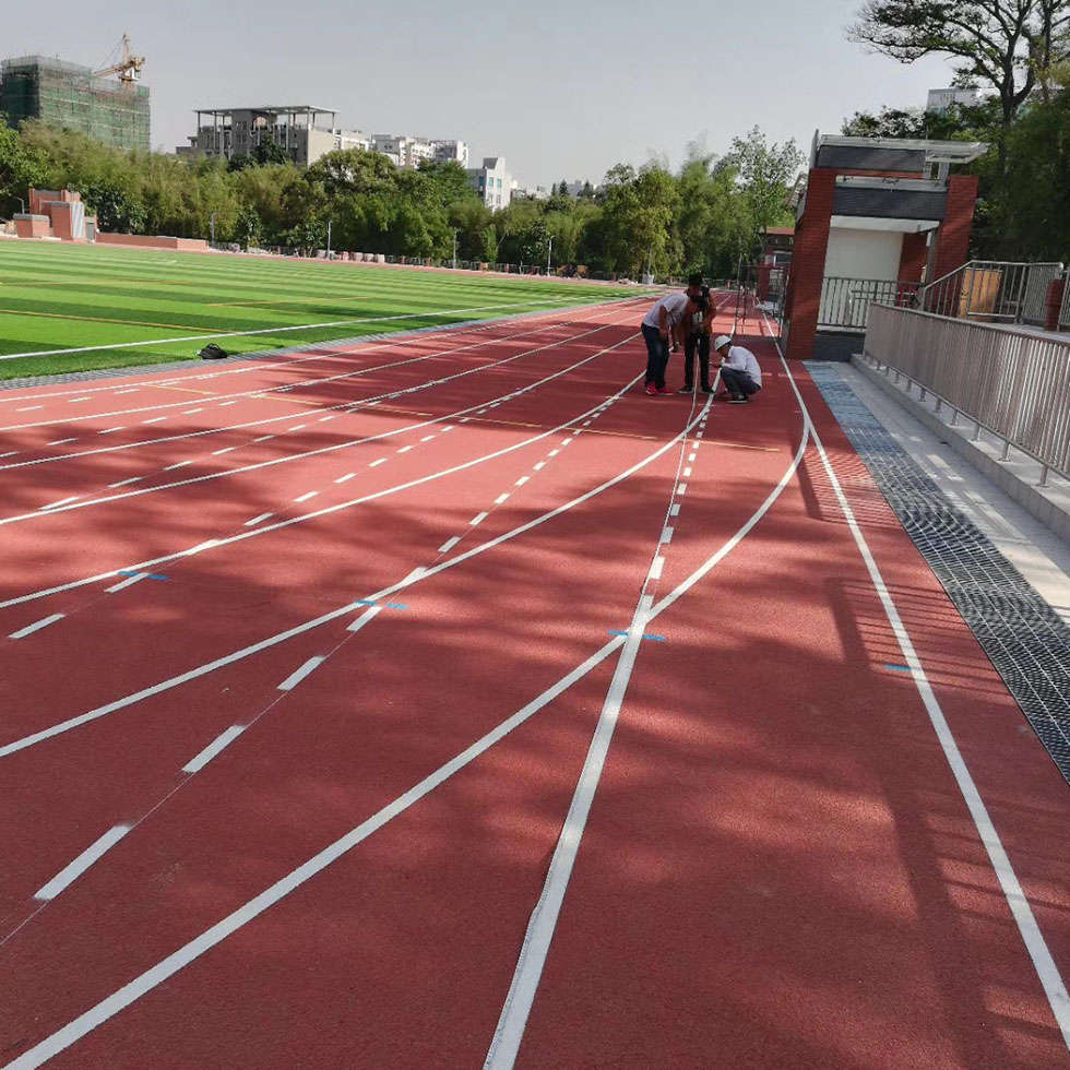 学校塑胶跑道塑胶层铺设关键工序