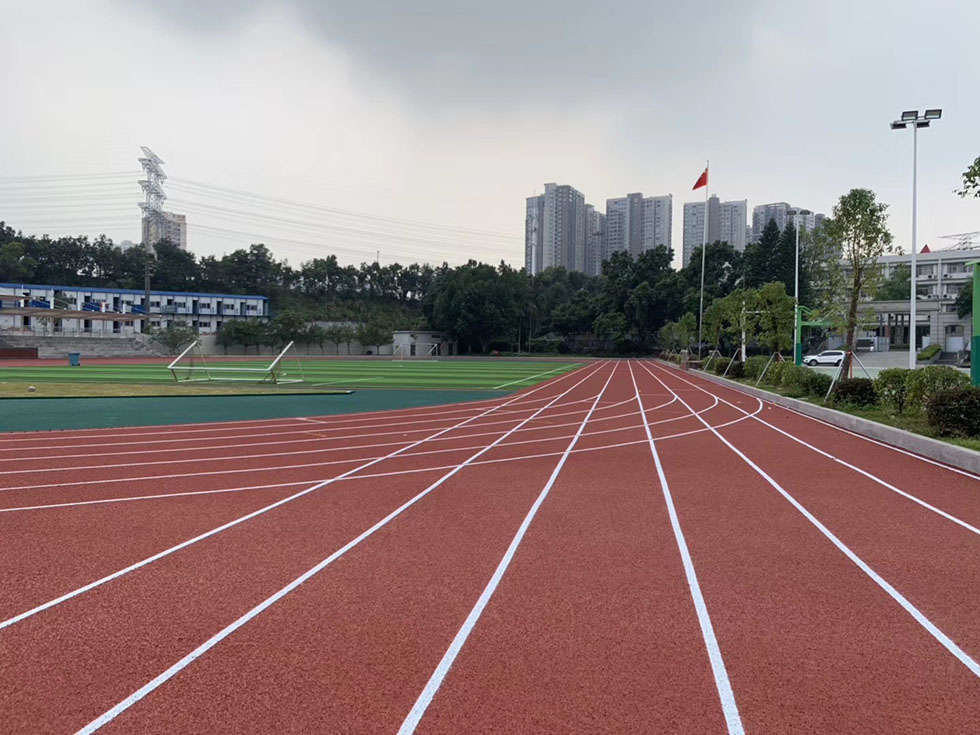 「寧波學校塑膠跑道」學校塑膠跑道和跑道草的區別