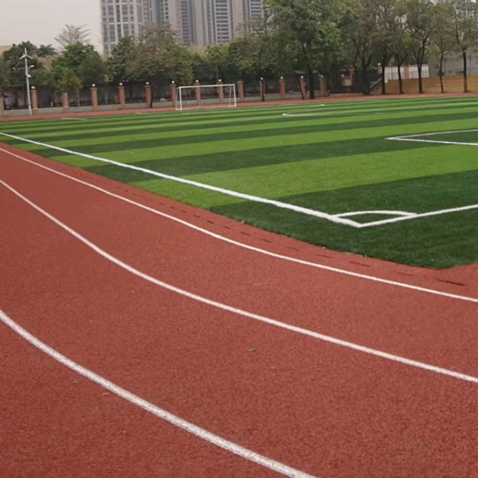 滨州学校塑胶跑道 足球场免填充人造草坪和填充人造草坪哪个更适合