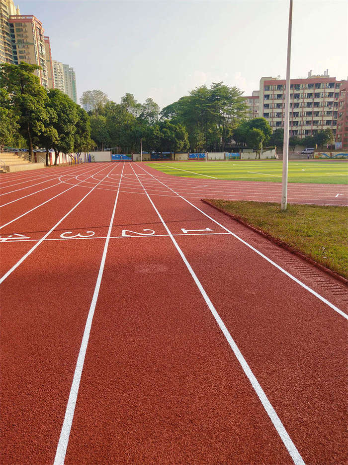 學校塑膠跑道代替了水泥地