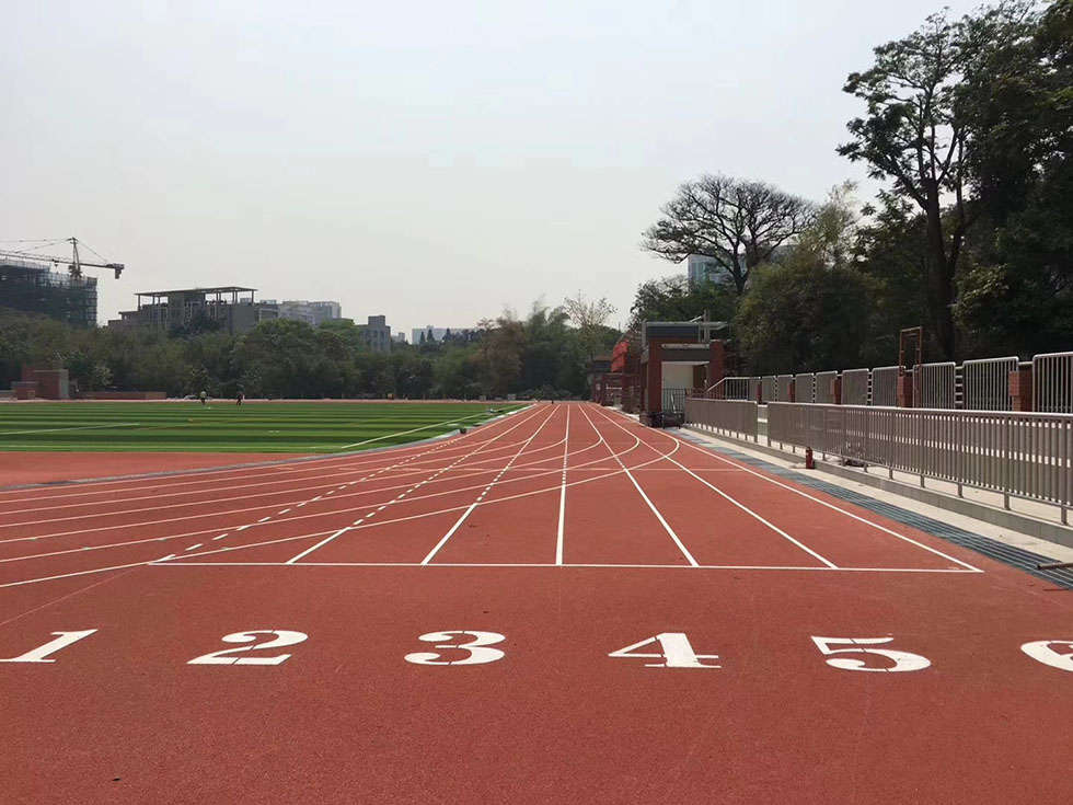广东健伦体育发展有限公司介绍塑胶场地在体育运动中的使用
