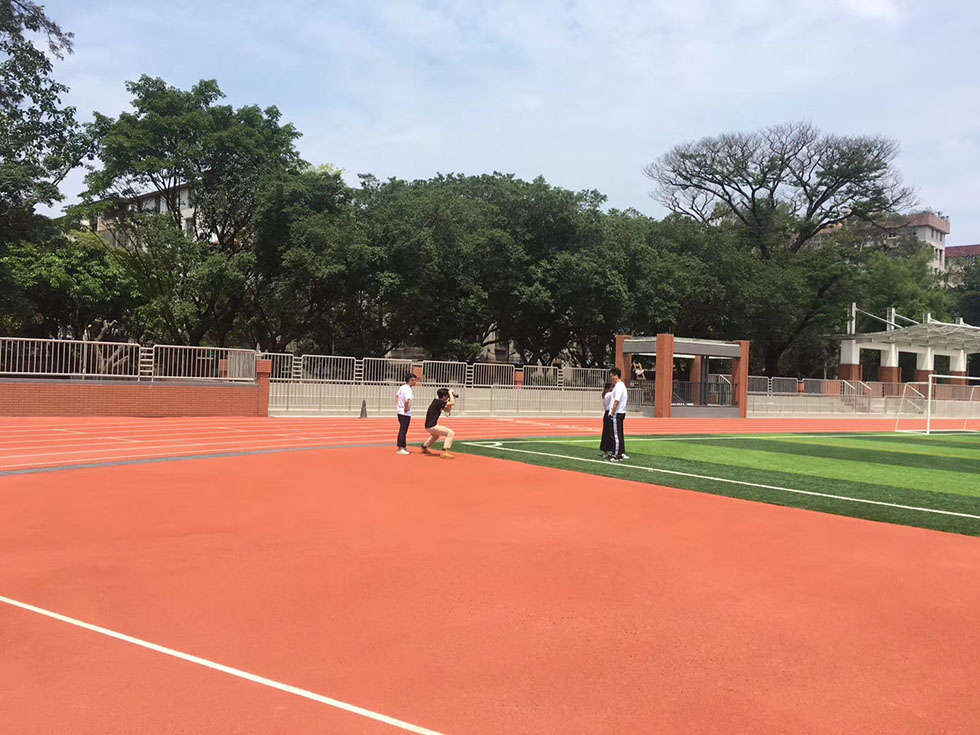 学校塑胶跑道公司 资讯深圳人造草坪工程的验收标准