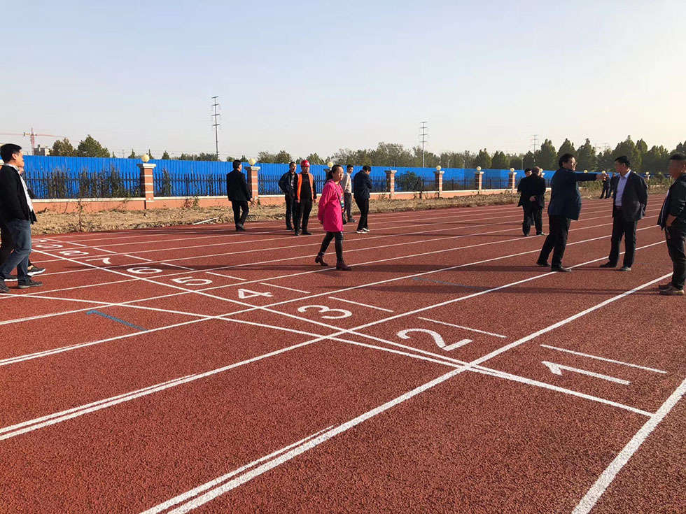 混合型学校塑胶跑道铺设工艺