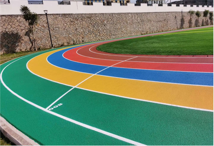 学校塑胶跑道材料厂家解析硅PU球场的环保特色