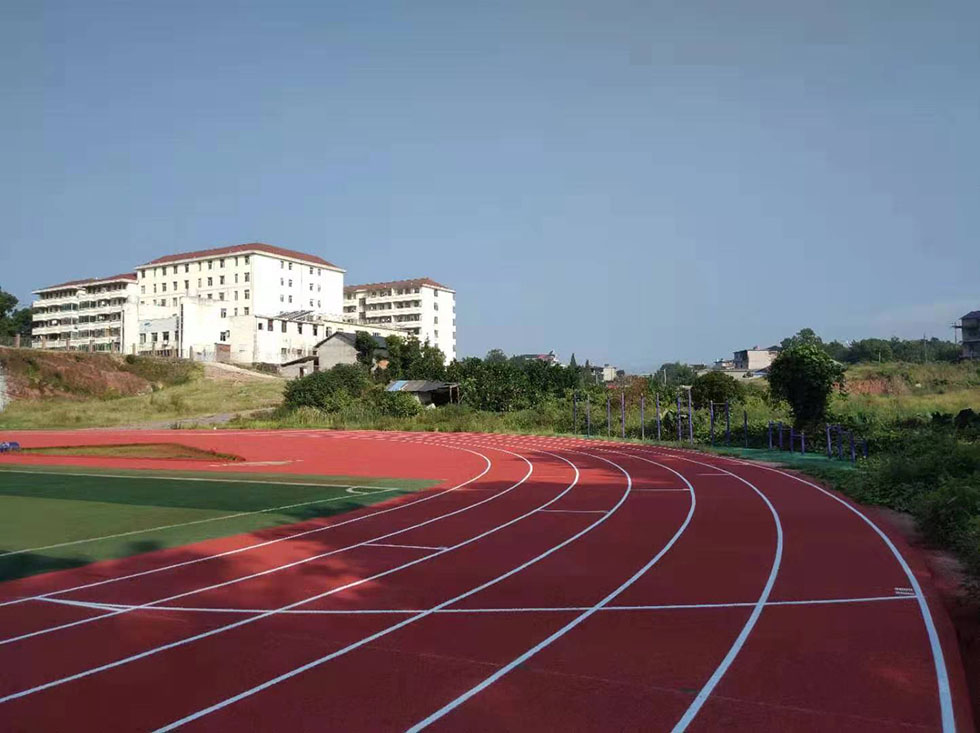 「东莞学校塑胶跑道材料」学校塑胶跑道是刷漆做的吗