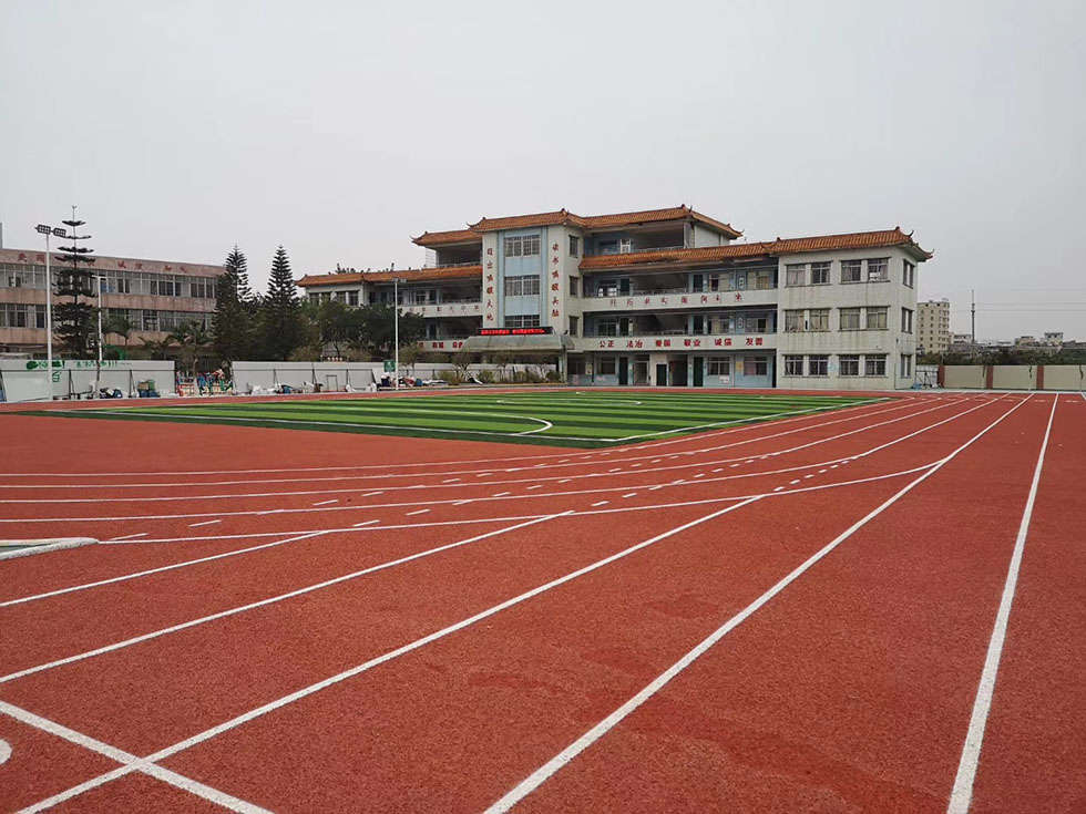 健伦体育混合型学校塑胶跑道沥青基础上施工工艺标准