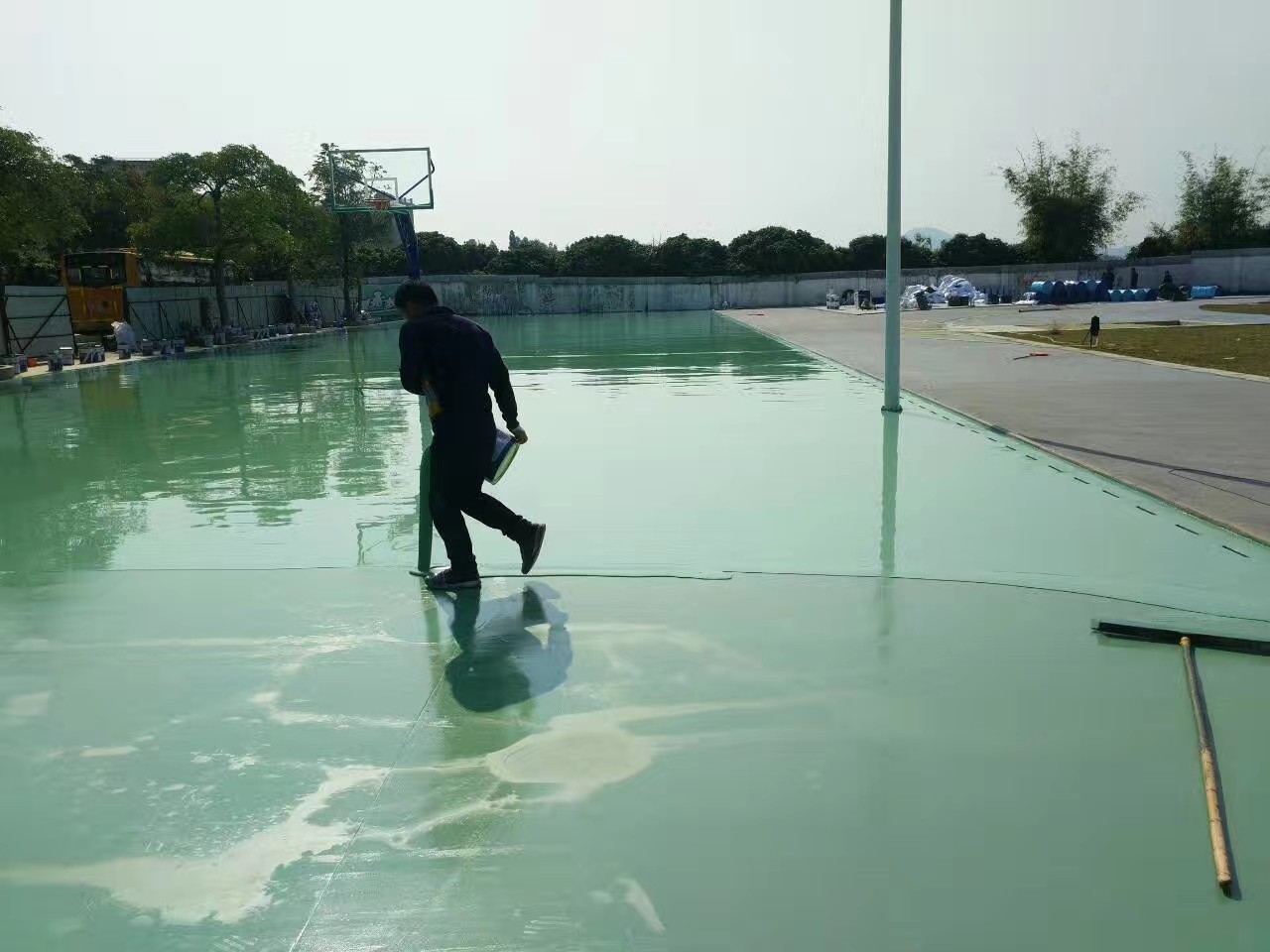 健伦体育介绍透气型学校塑胶跑道在沥青基础上施工的工艺标准