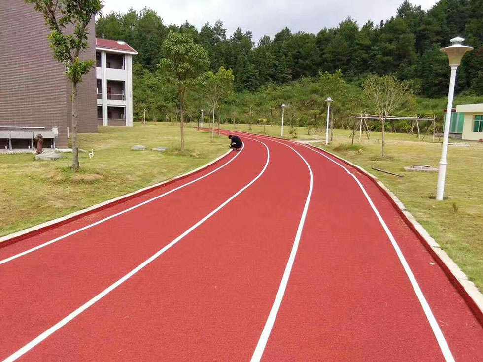 健伦体育塑胶材料厂家介绍全塑型学校塑胶跑道的特色