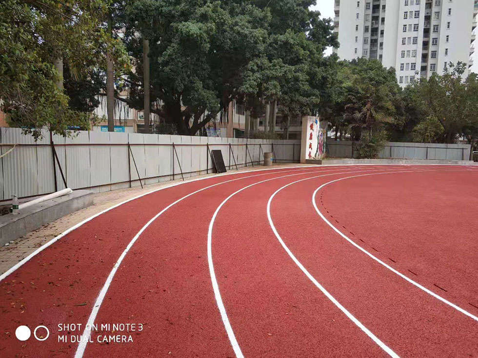 广东健伦学校塑胶跑道厂家讲述全塑型学校塑胶跑道特点