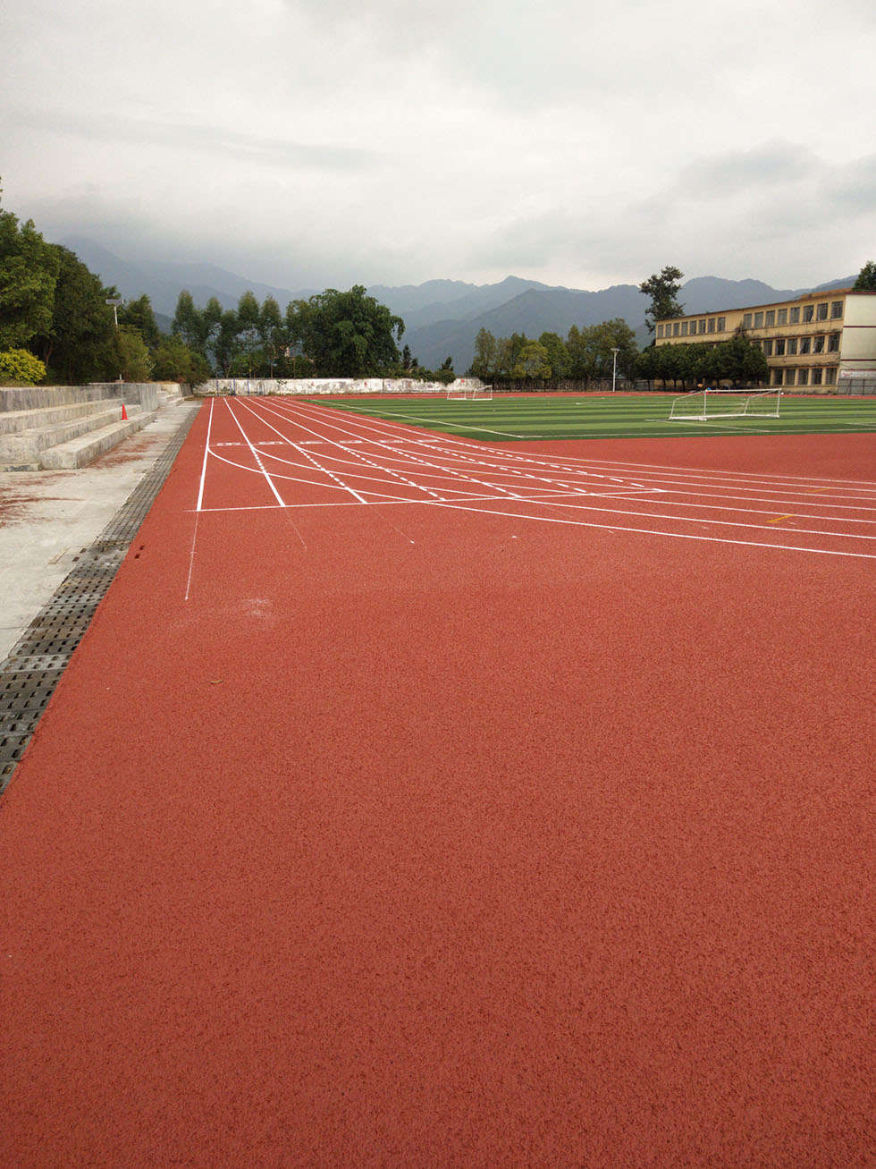 學校塑膠跑道廠家介紹自結紋學校塑膠跑道的結構性質