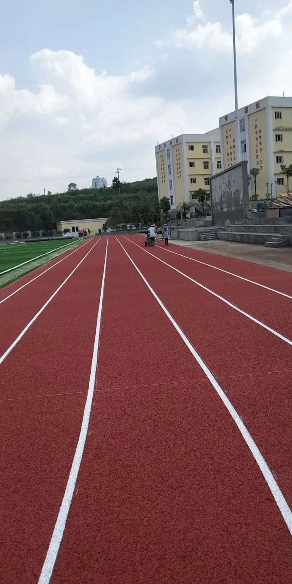 高校为何频频选择“自结纹”学校塑胶跑道